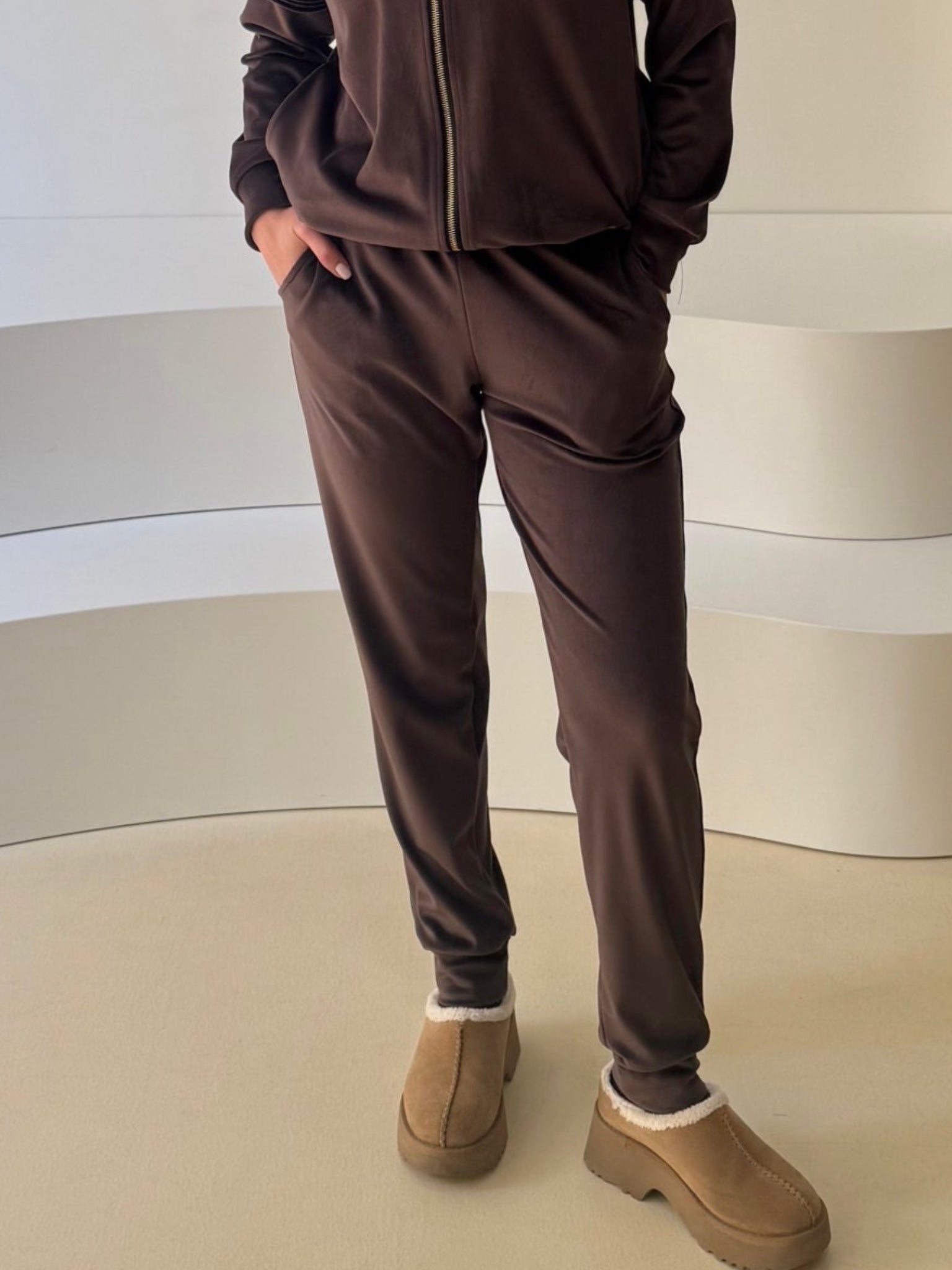 Veliūrinės laisvalaikio kelnės "Soft" (spalva pasirinktinai)