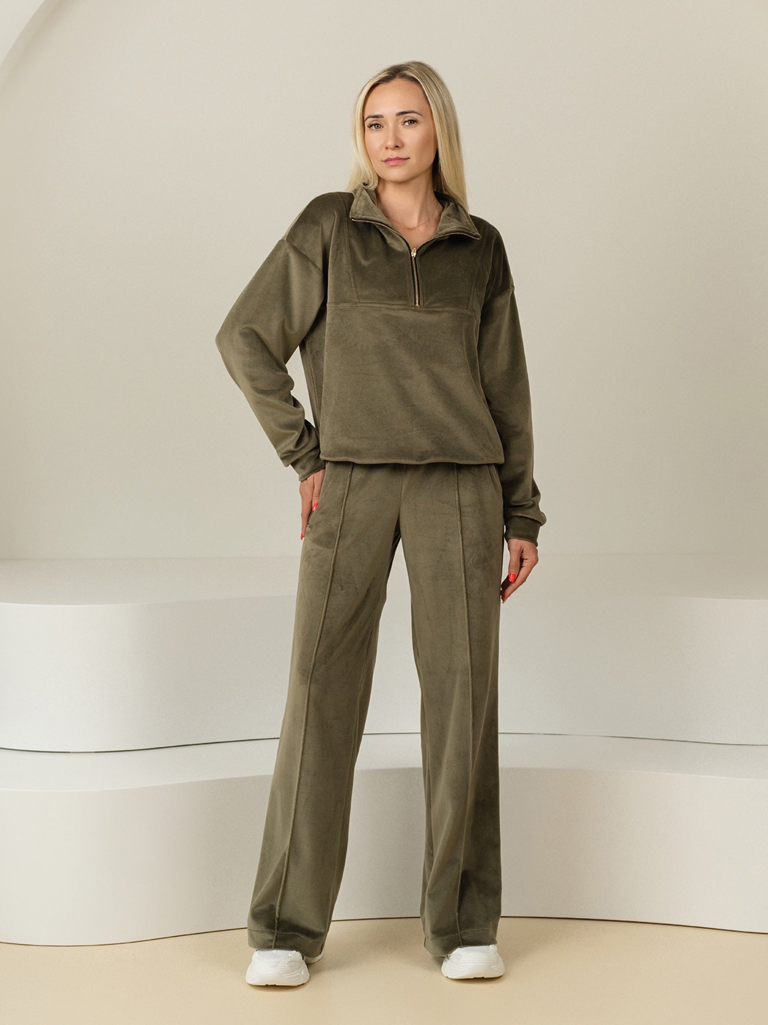 Veliūrinis laisvalaikio kostiumas "Soft shine olive"