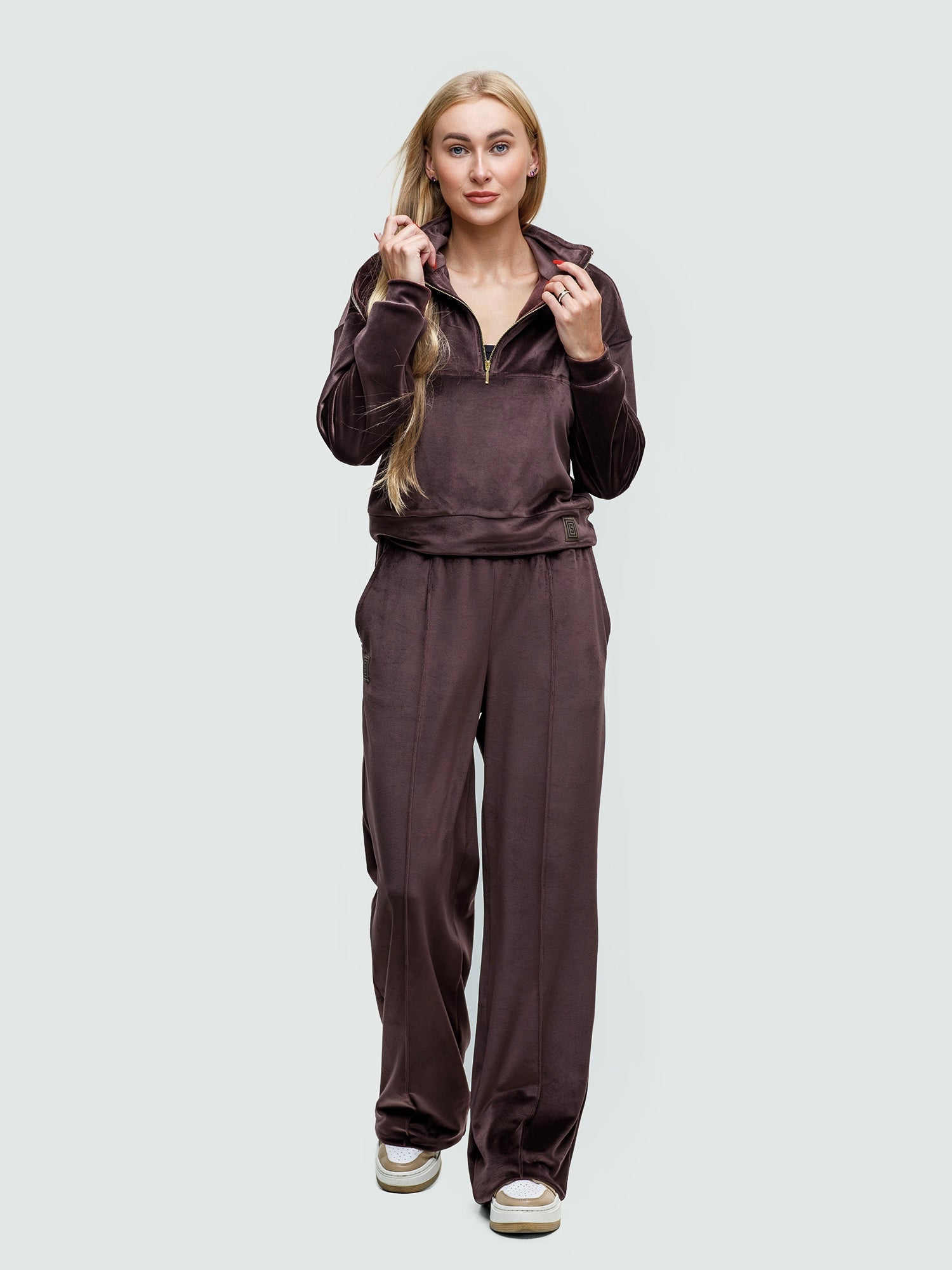Veliūrinis laisvalaikio kostiumas "Soft shine chocolate"