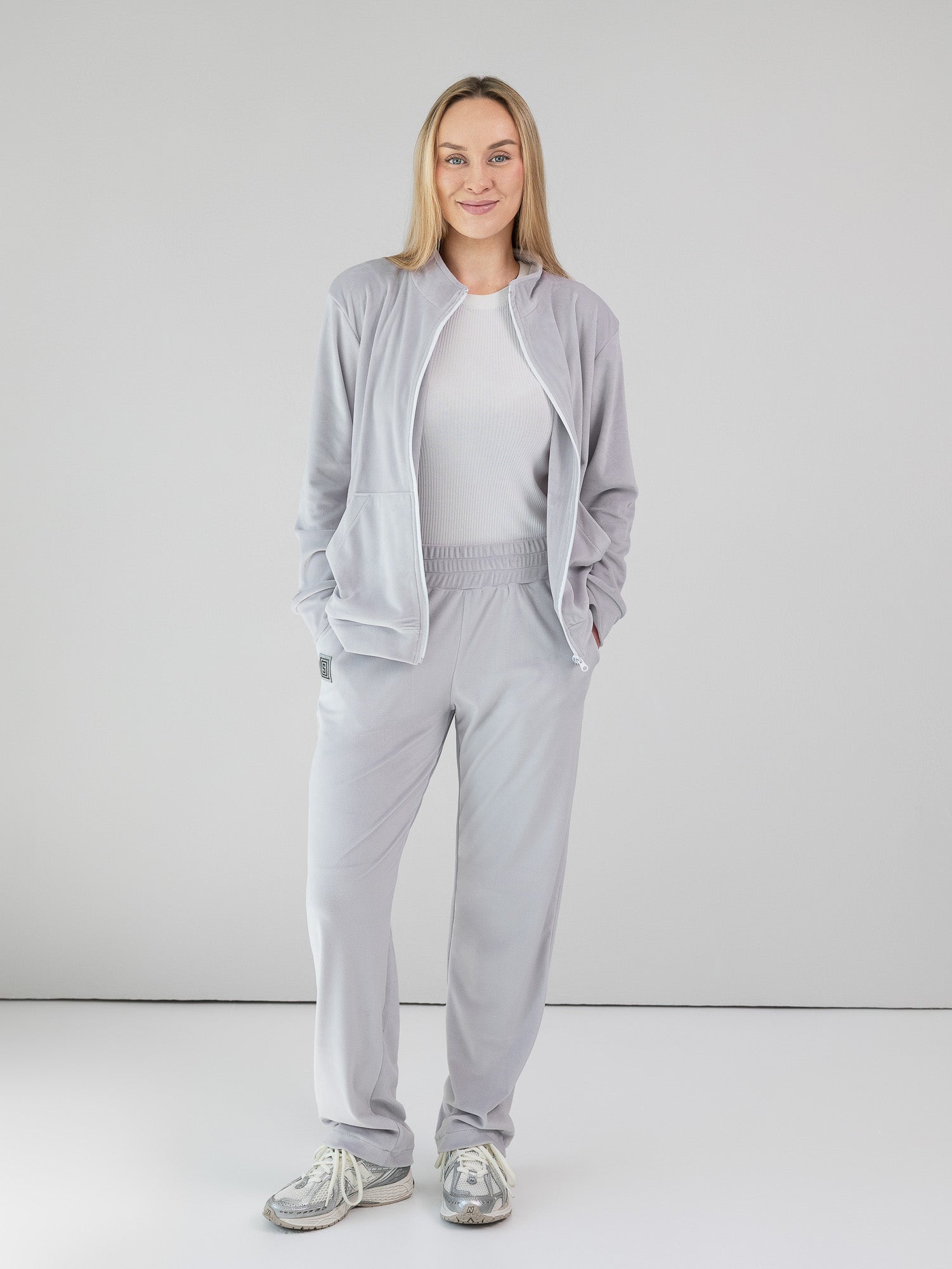 Veliūrinis laisvalaikio kostiumas "Soft glow grey"