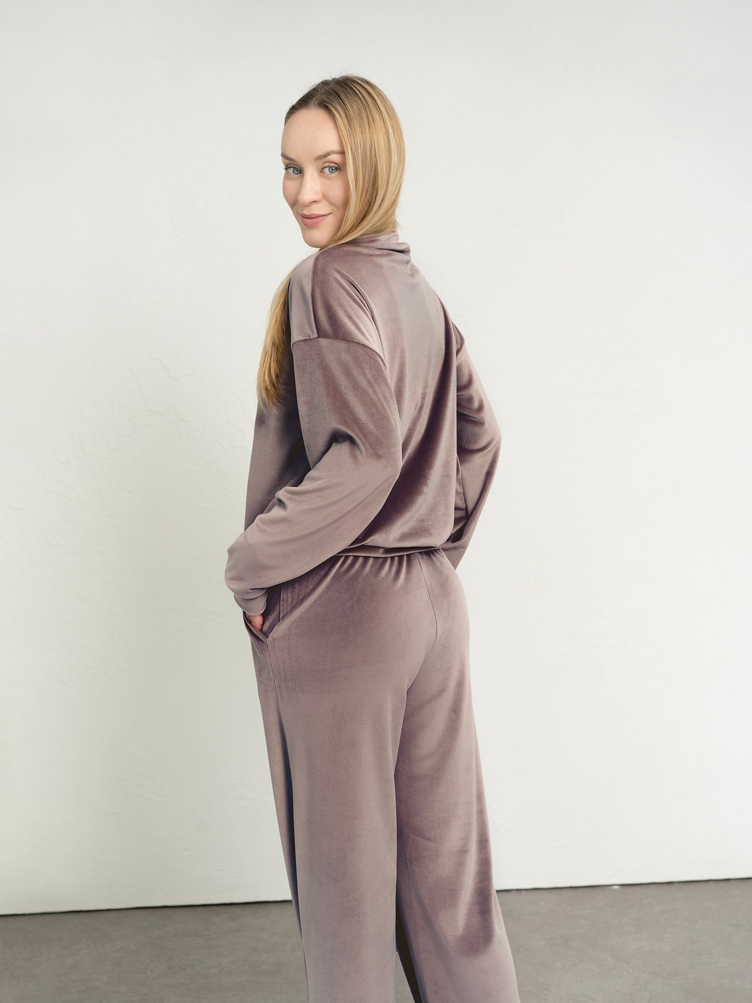 Veliūrinis laisvalaikio kostiumas "Soft shine Mocha"