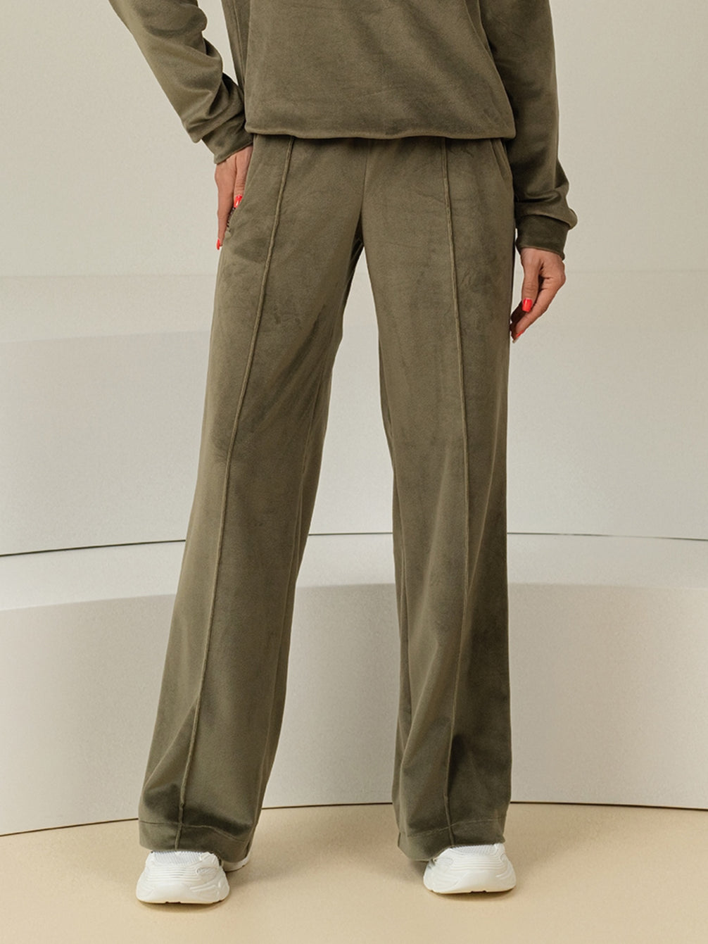 Veliūrinės laisvalaikio kelnės "Soft shine" (spalva pasirinktinai)