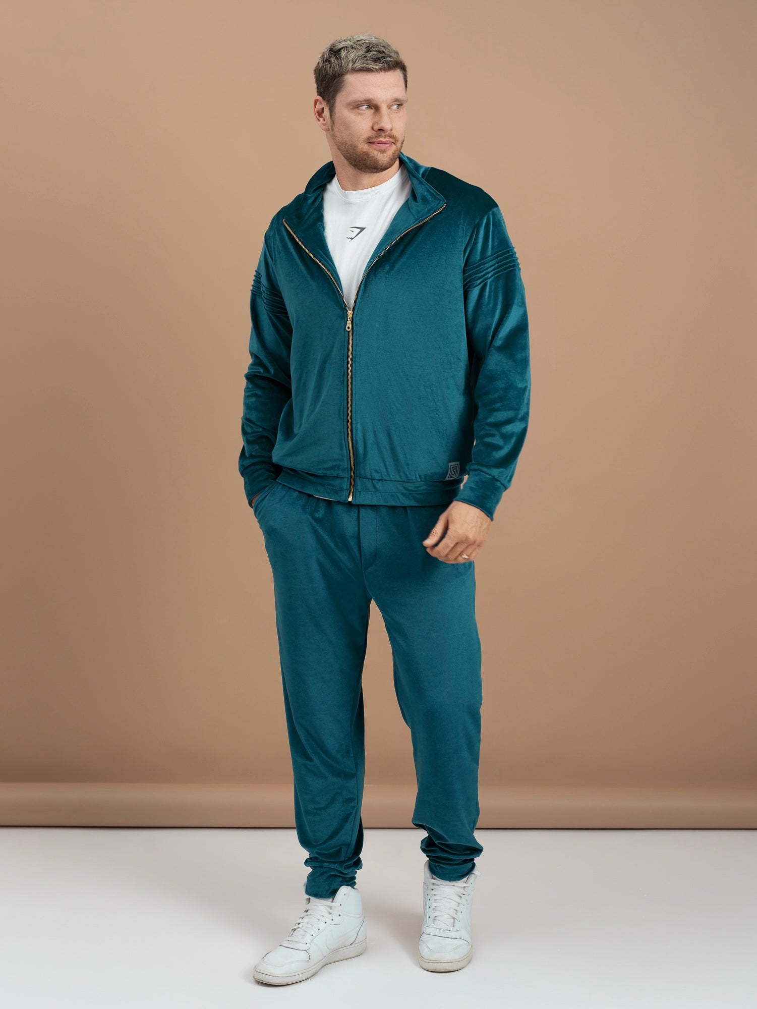 Veliūrinis laisvalaikio kostiumas "Soft electric"