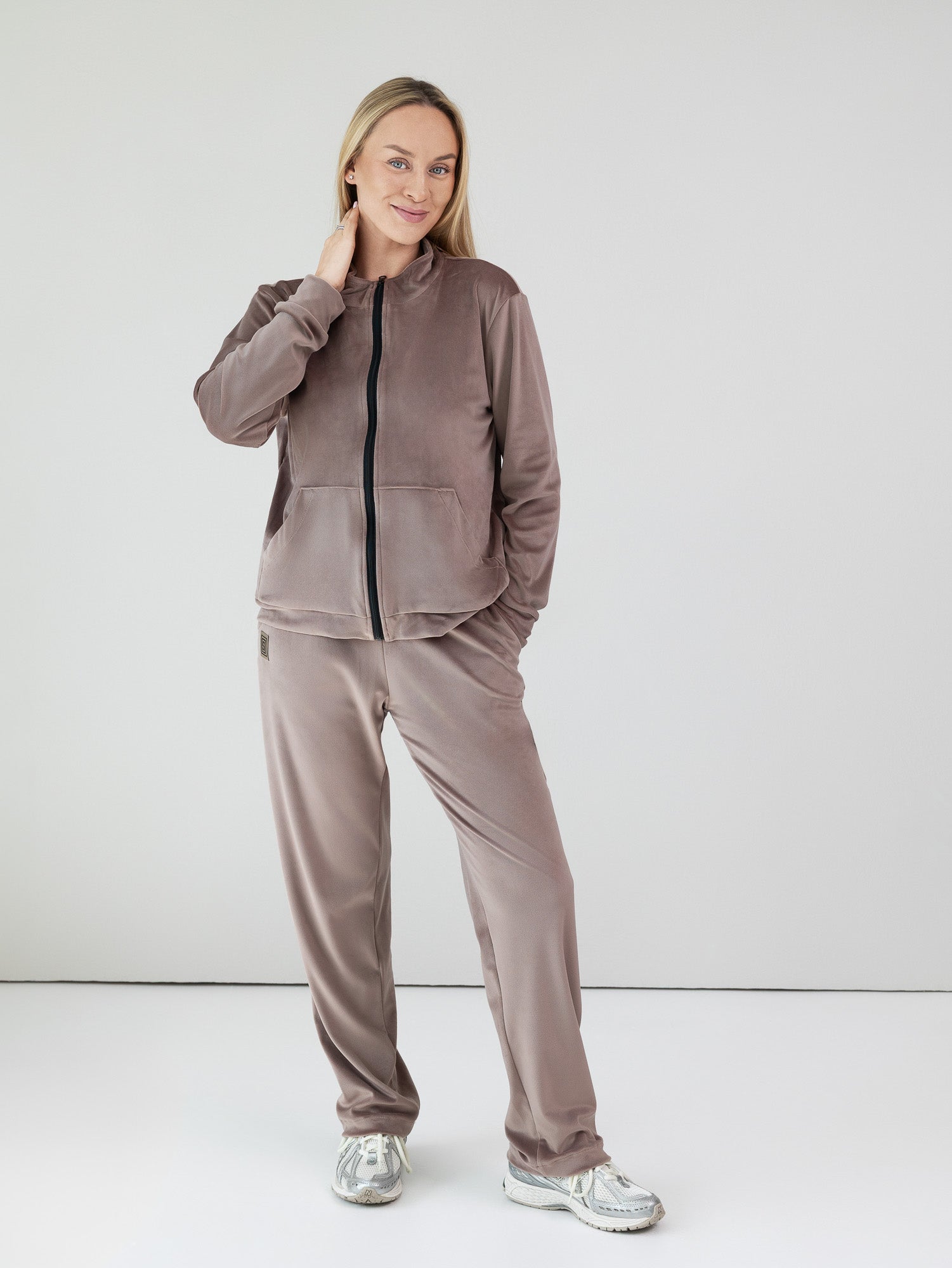 Veliūrinis laisvalaikio kostiumas "Soft glow mocha"
