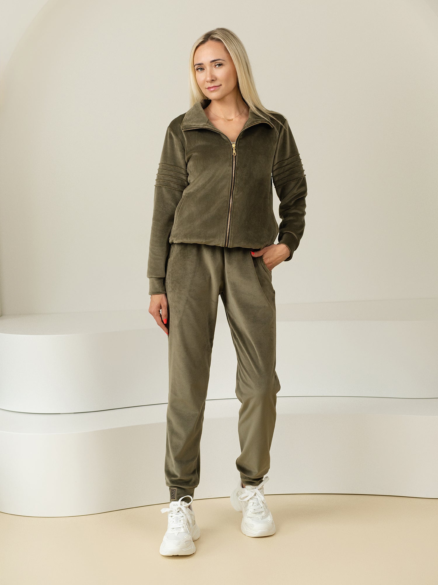 Veliūrinis laisvalaikio kostiumas "Soft olive"