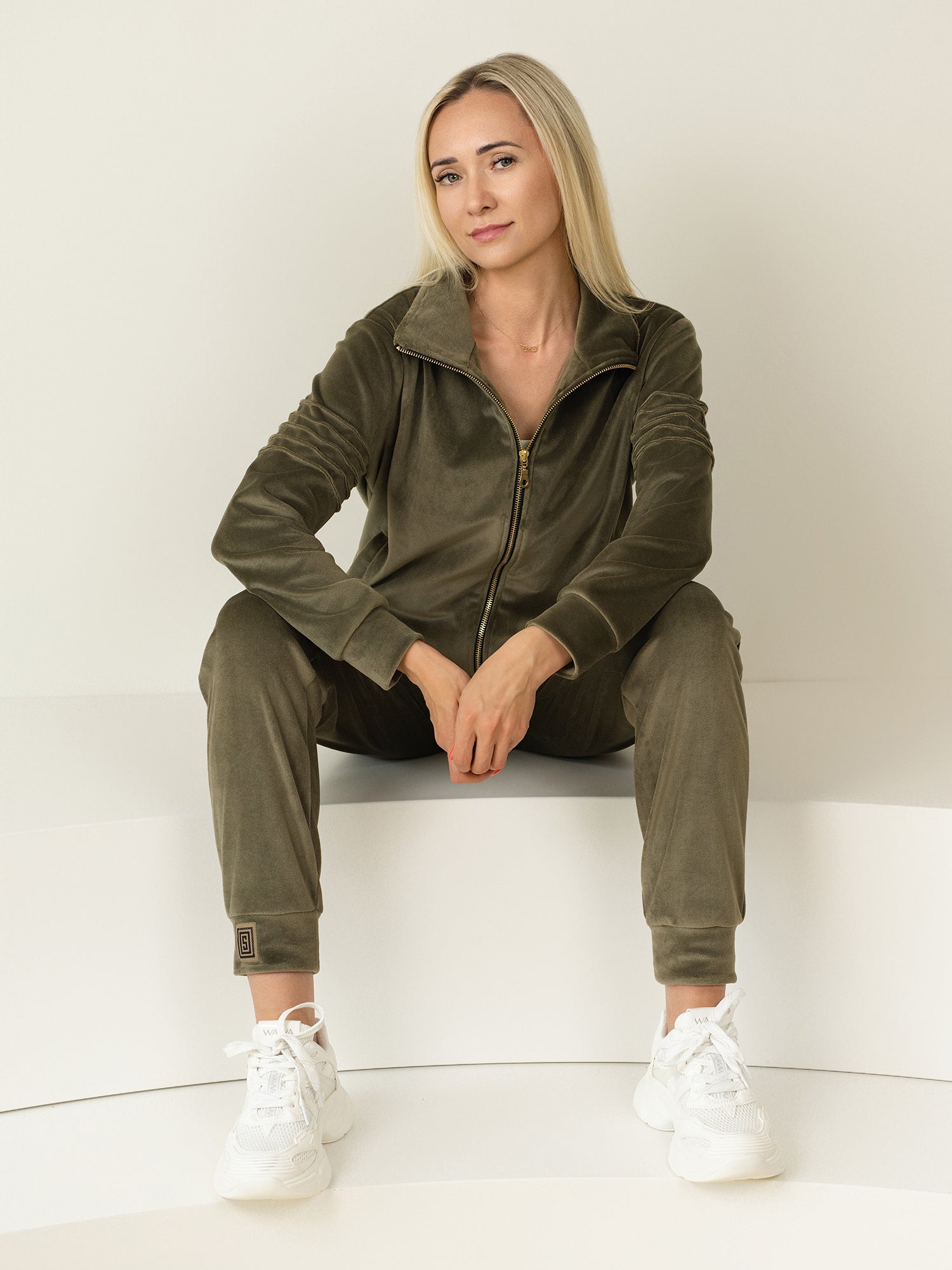 Veliūrinis laisvalaikio kostiumas "Soft olive"