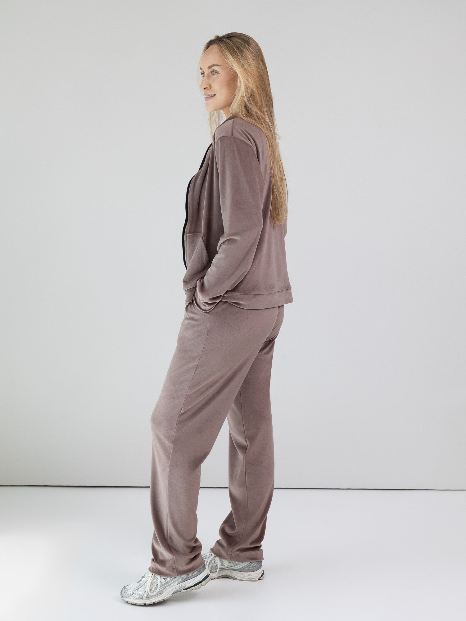 Veliūrinis laisvalaikio kostiumas "Soft glow mocha"