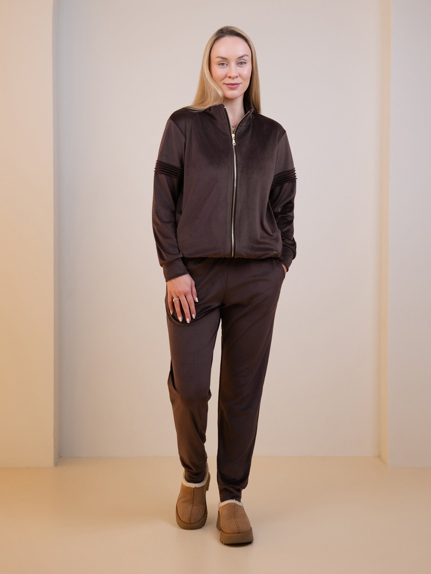 Veliūrinis laisvalaikio kostiumas "Soft dark chocolate"