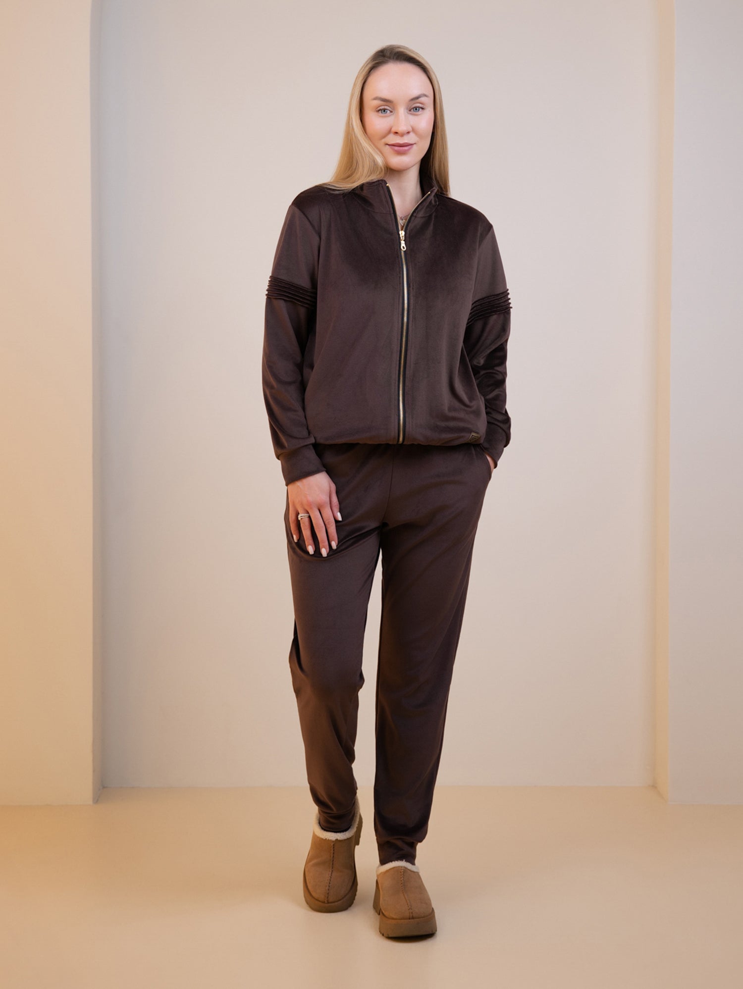 Veliūrinis laisvalaikio kostiumas "Soft dark chocolate"