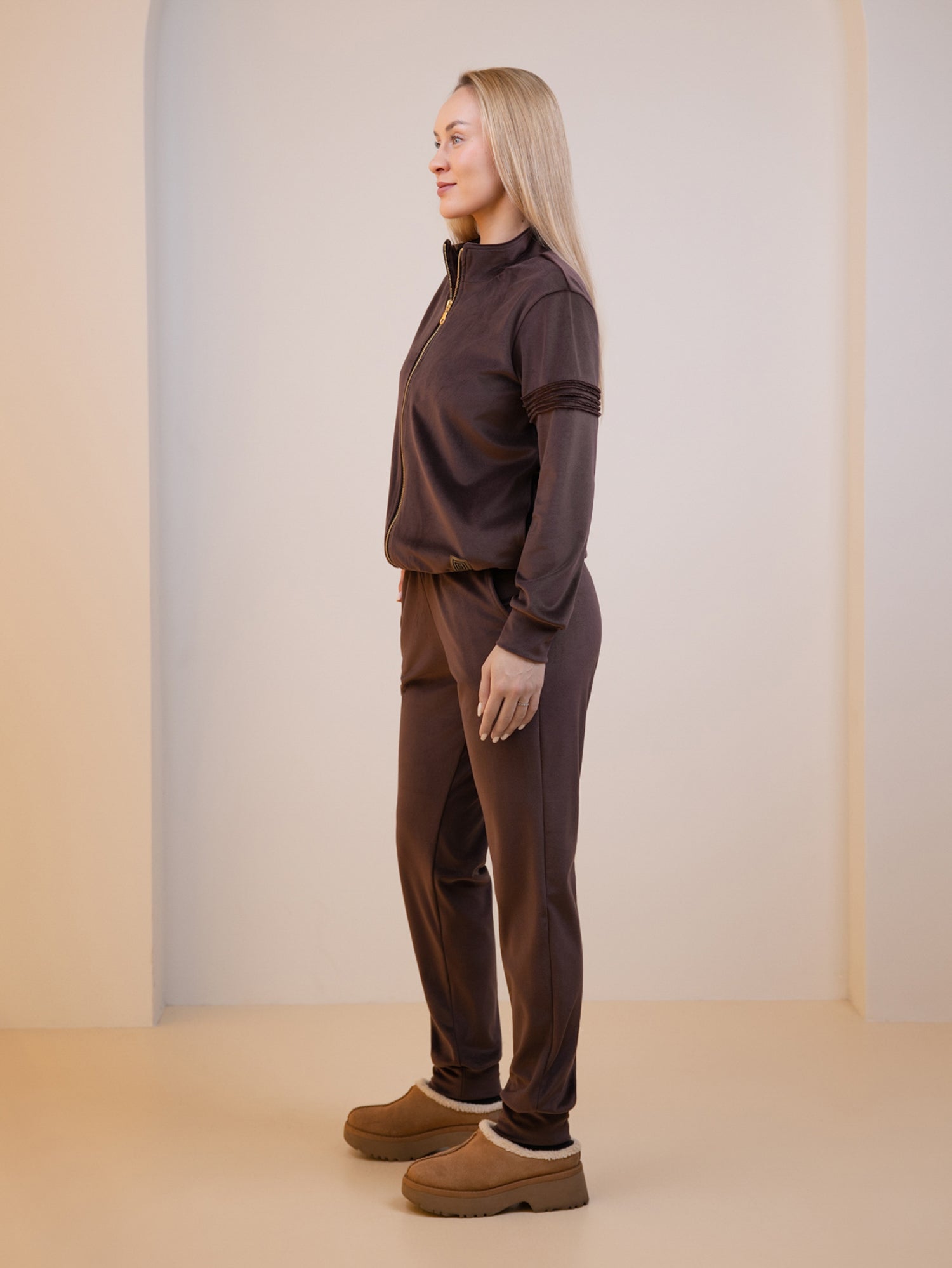 Veliūrinis laisvalaikio kostiumas "Soft dark chocolate"