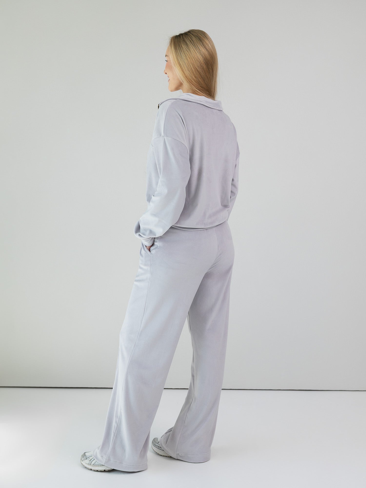 Veliūrinis laisvalaikio kostiumas "Soft shine grey"