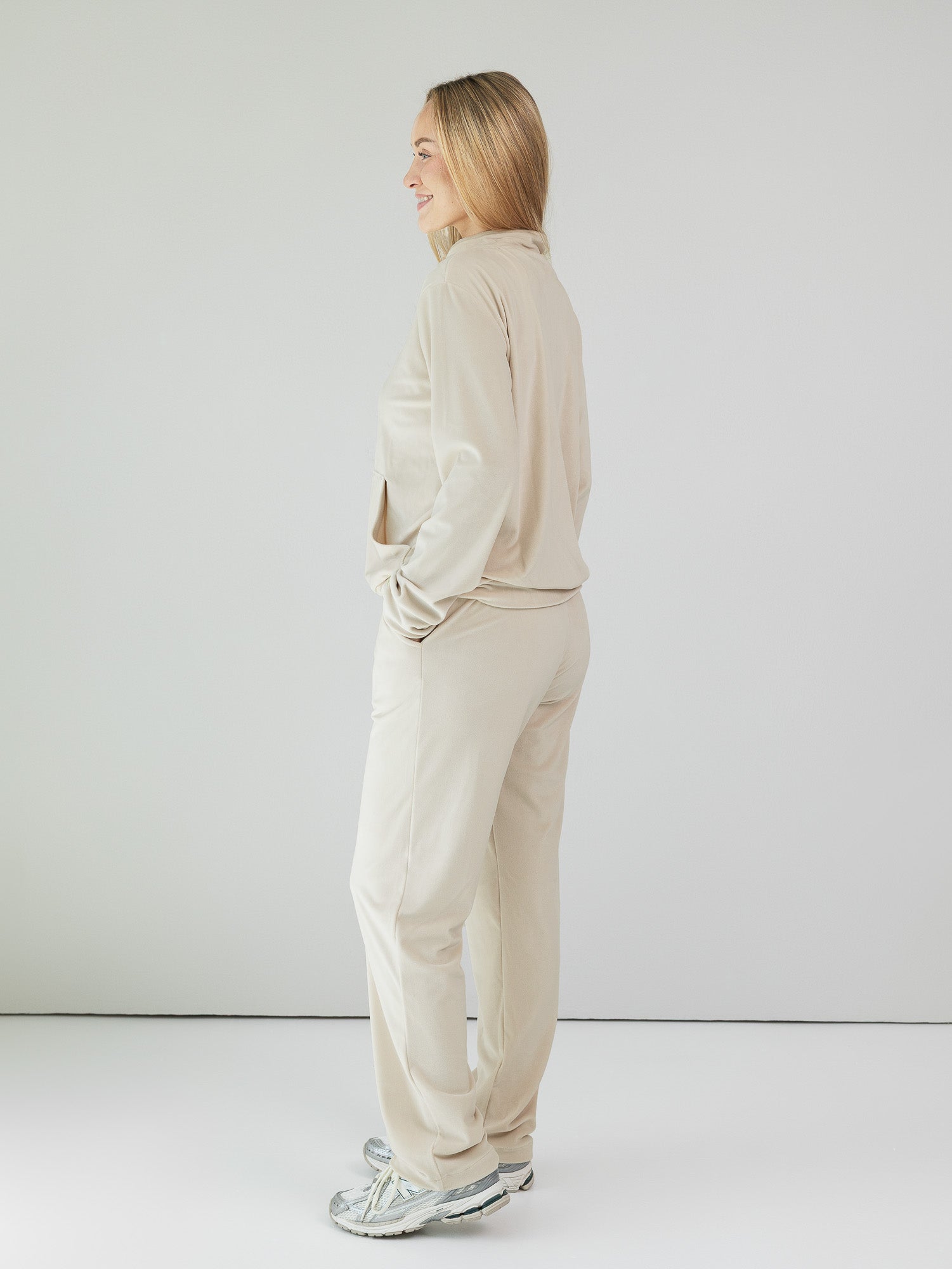 Veliūrinis laisvalaikio kostiumas "Soft glow beige"